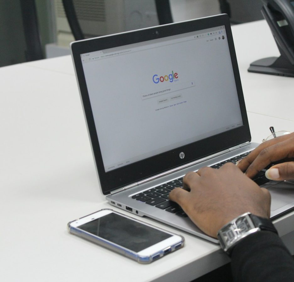 personne tapant sur un ordinateur portable HP gris et noir