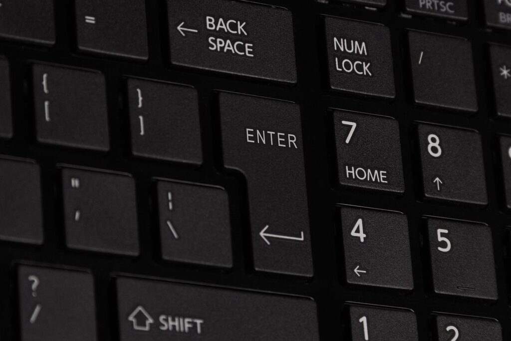 Clavier d'ordinateur noir avec touches "Backspace", "Enter", "Shift", et chiffres