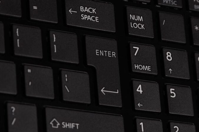 Clavier d'ordinateur noir avec touches "Backspace", "Enter", "Shift", et chiffres