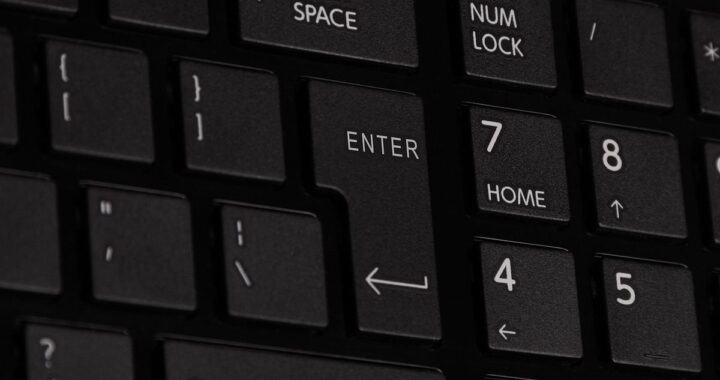 Clavier d'ordinateur noir avec touches "Backspace", "Enter", "Shift", et chiffres