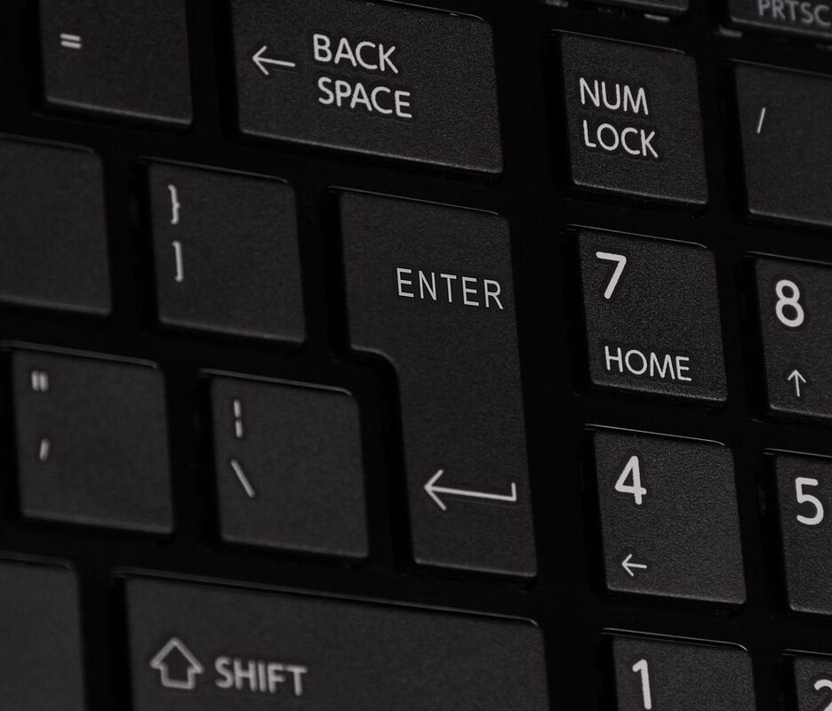 Clavier d'ordinateur noir avec touches "Backspace", "Enter", "Shift", et chiffres