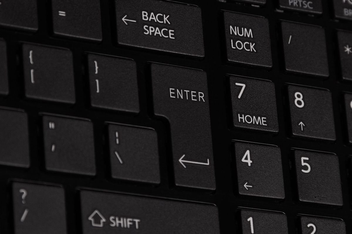 Clavier d'ordinateur noir avec touches "Backspace", "Enter", "Shift", et chiffres