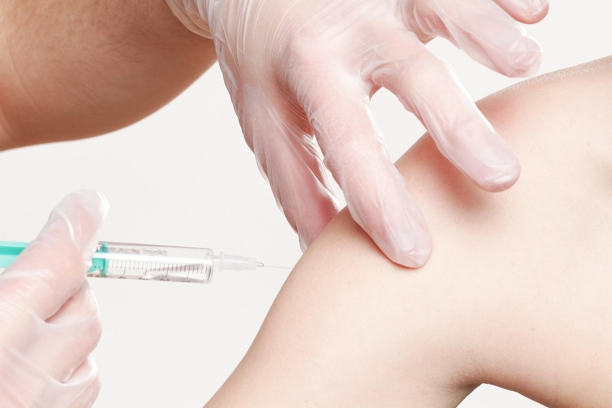 Une injection est administrée dans le bras d'une personne par un professionnel médical Une injection est administrée dans le bras d'une personne par un professionnel médical