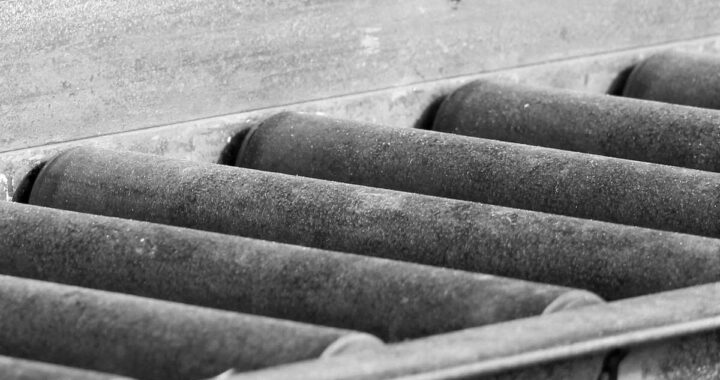 Rouleaux métalliques alignés dans une cadre métallique, fonction transport