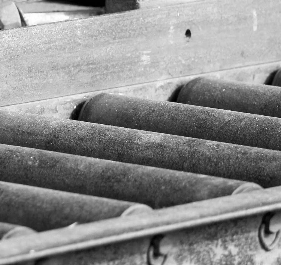 Rouleaux métalliques alignés dans une cadre métallique, fonction transport