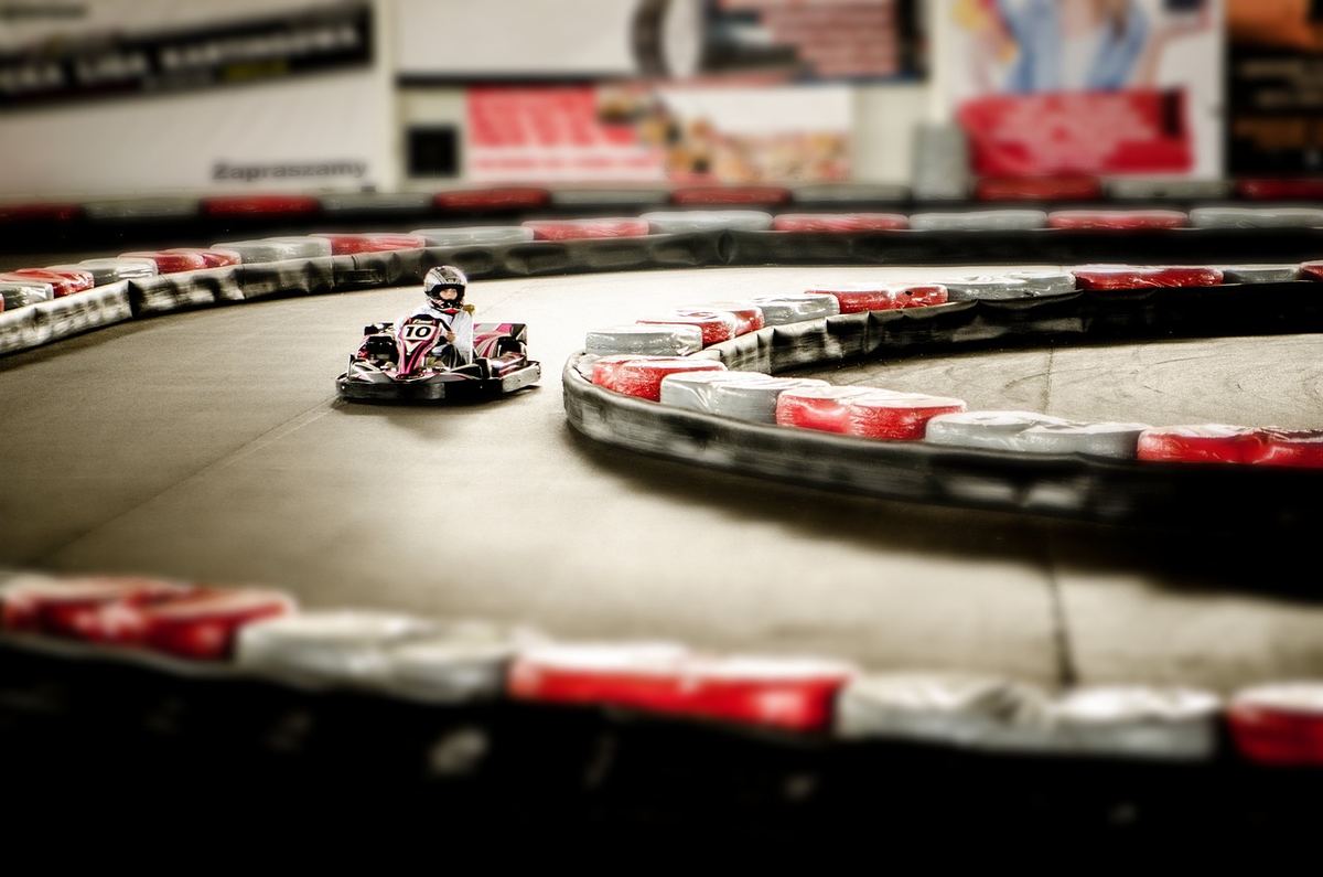 Un karting miniature tourne sur un virage de circuit intérieur Un karting miniature tourne sur un virage de circuit intérieur
