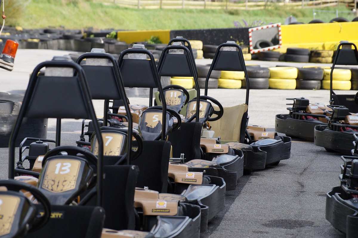 Karts sur une piste de karting avec barrières et pneus Karts sur une piste de karting avec barrières et pneus