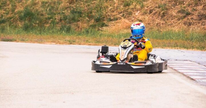 Kart sur piste avec conducteur en combinaison jaune